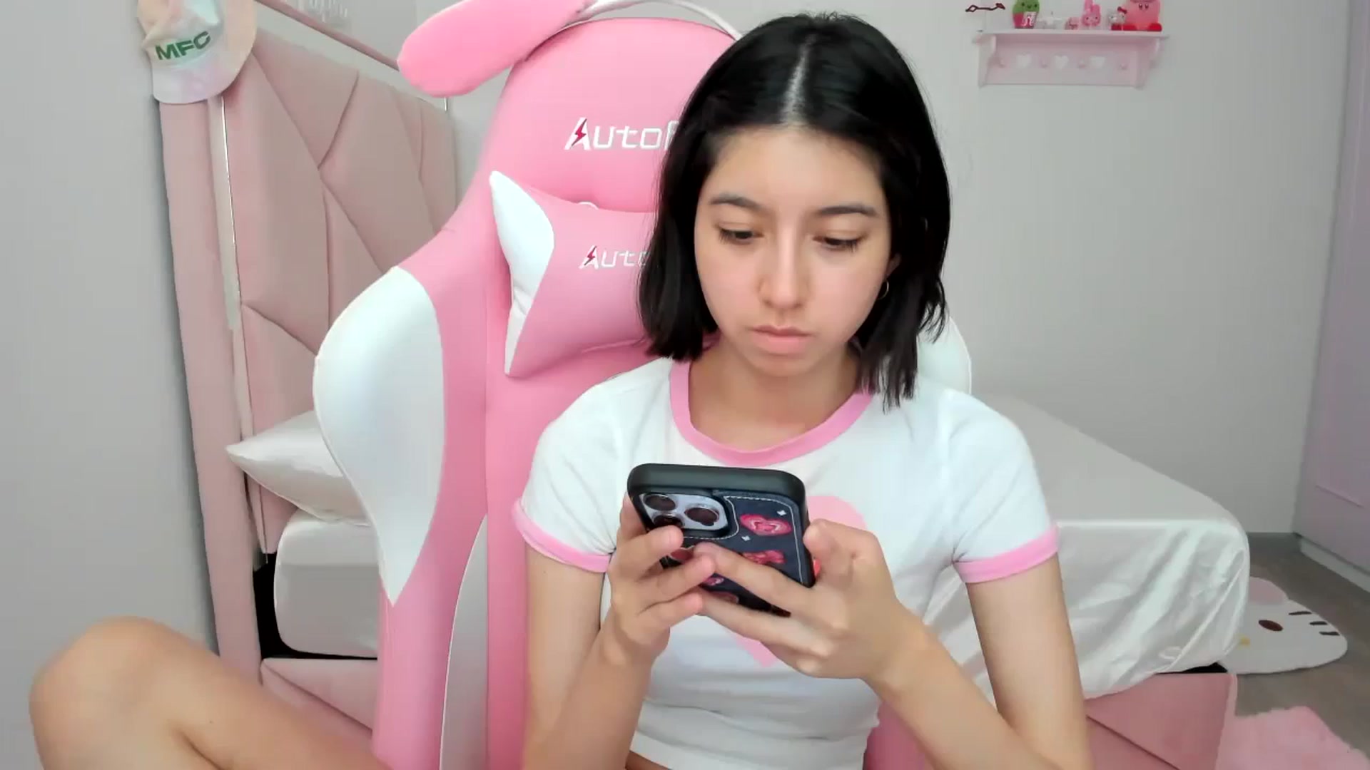 Gallery image thumbnail from Cherrycute666's myfreecams stream on, 02/27/2024, 24:03 image 16 of 20