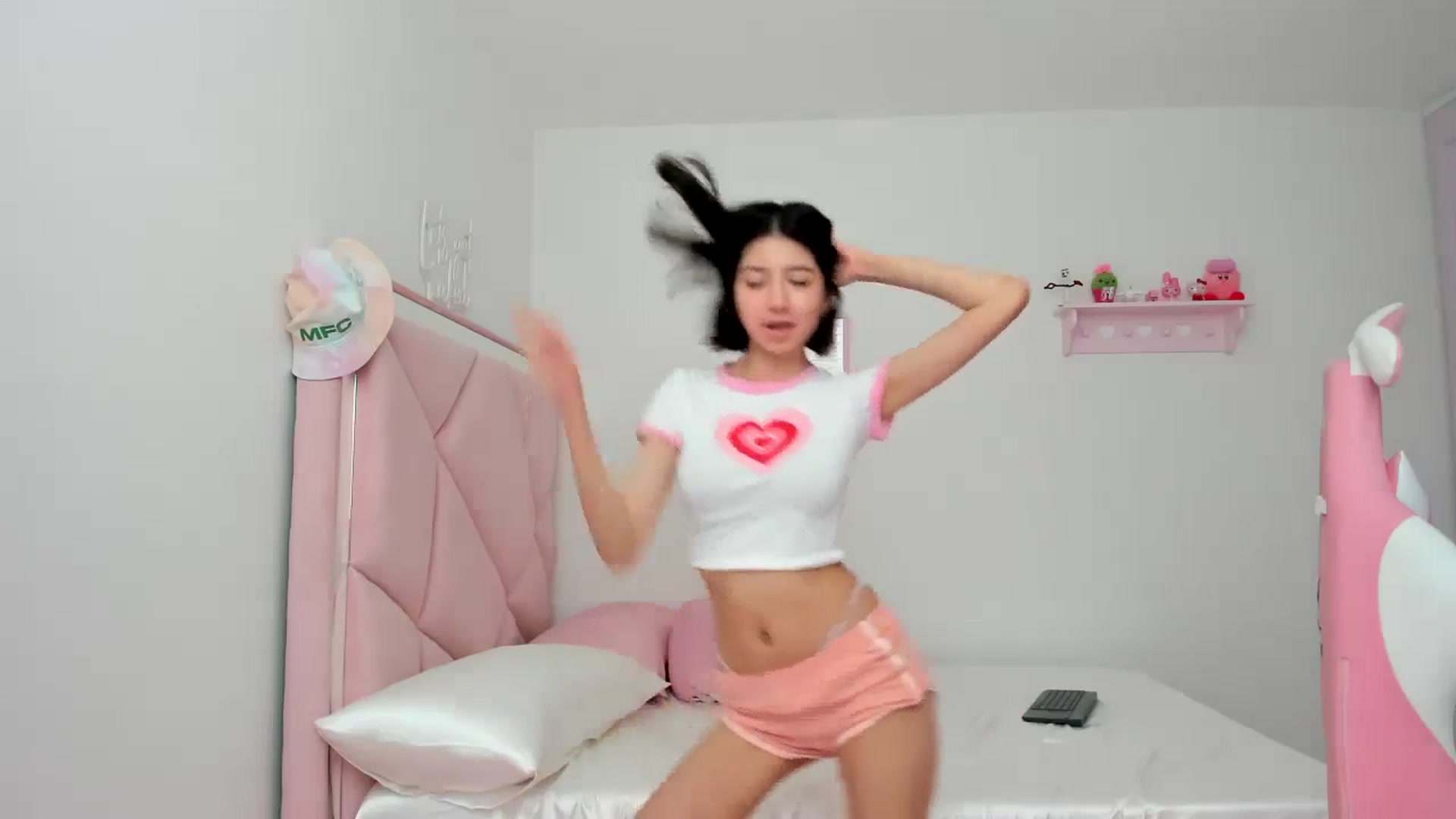 Gallery image thumbnail from Cherrycute666's myfreecams stream on, 02/27/2024, 24:03 image 6 of 20