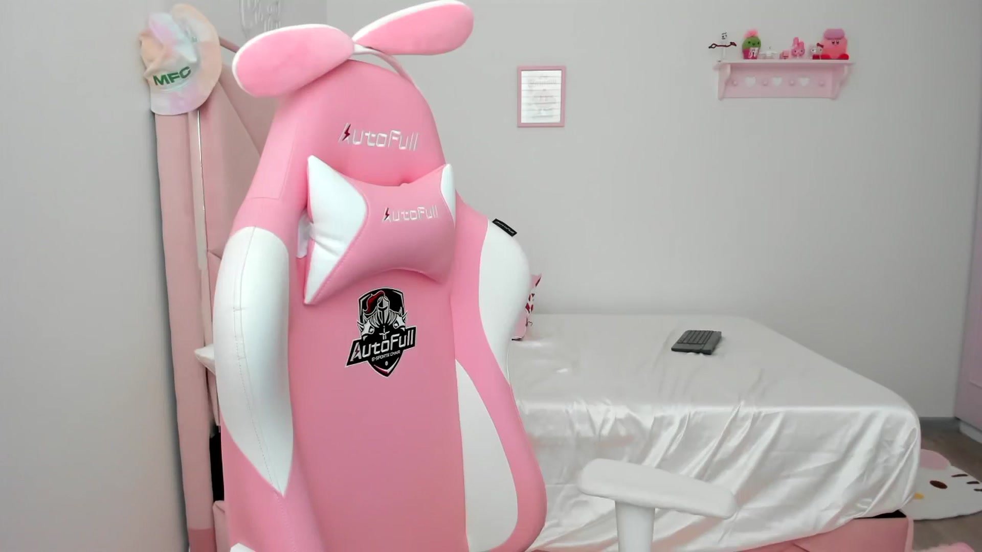Gallery image thumbnail from Cherrycute666's myfreecams stream on, 02/27/2024, 24:03 image 13 of 20