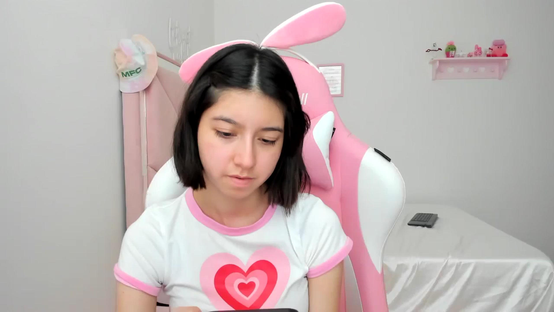Gallery image thumbnail from Cherrycute666's myfreecams stream on, 02/27/2024, 24:03 image 15 of 20
