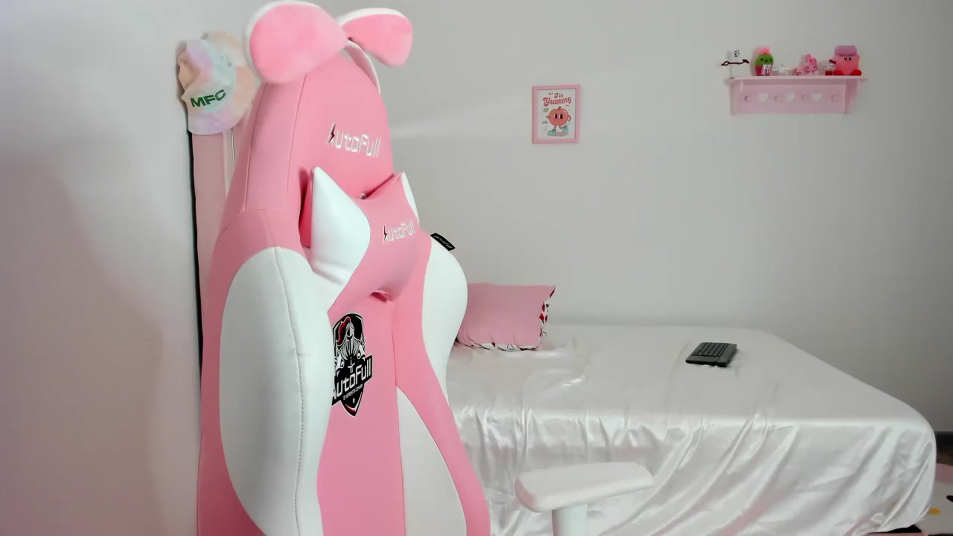Gallery image thumbnail from Cherrycute666's myfreecams stream on, 02/27/2024, 24:53 image 11 of 20