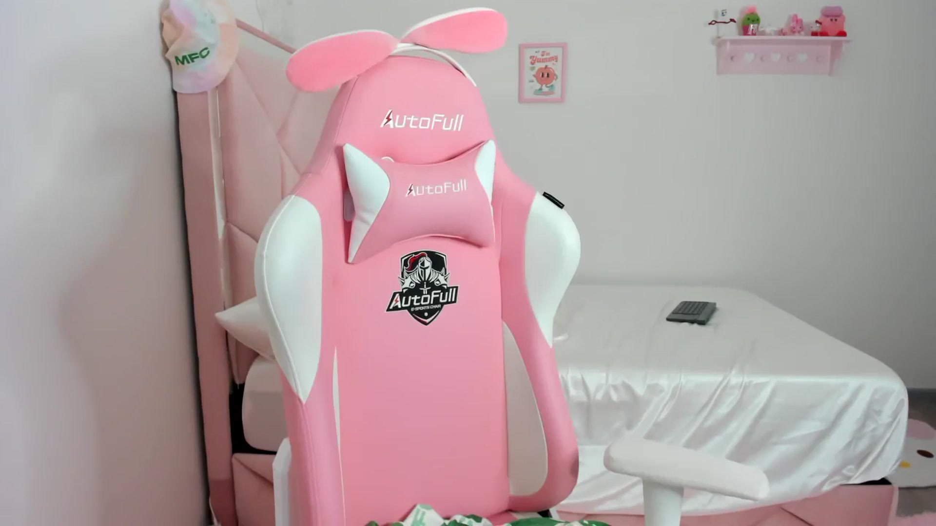 Gallery image thumbnail from Cherrycute666's myfreecams stream on, 02/27/2024, 24:53 image 10 of 20