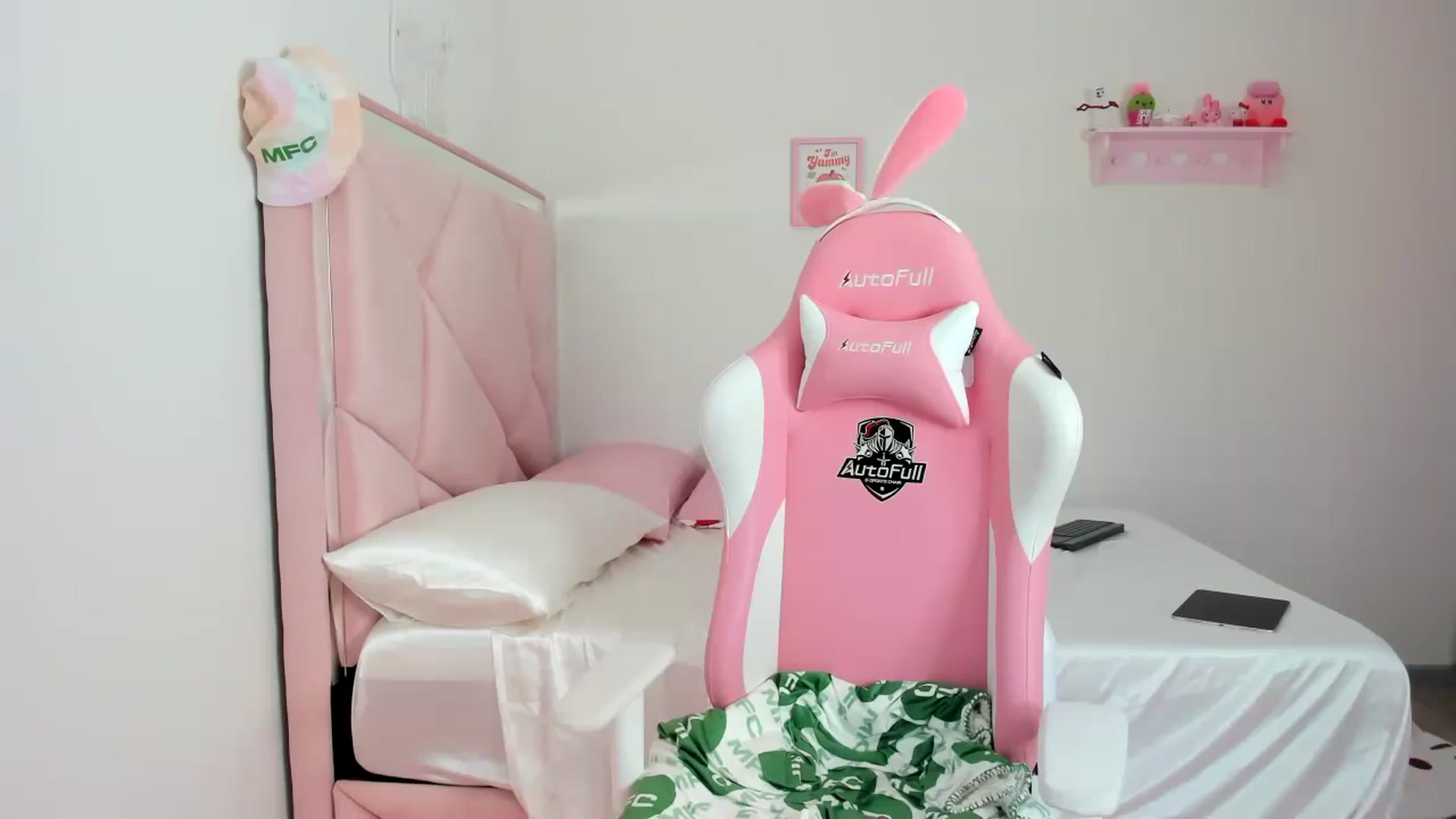Gallery image thumbnail from Cherrycute666's myfreecams stream on, 02/28/2024, 04:10 image 13 of 20