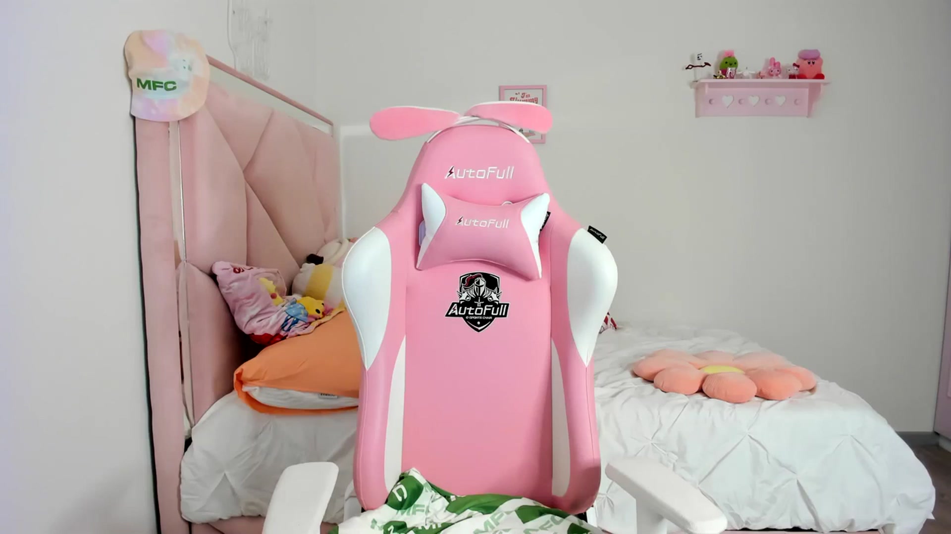 Gallery image thumbnail from Cherrycute666's myfreecams stream on, 03/13/2024, 06:11 image 10 of 20