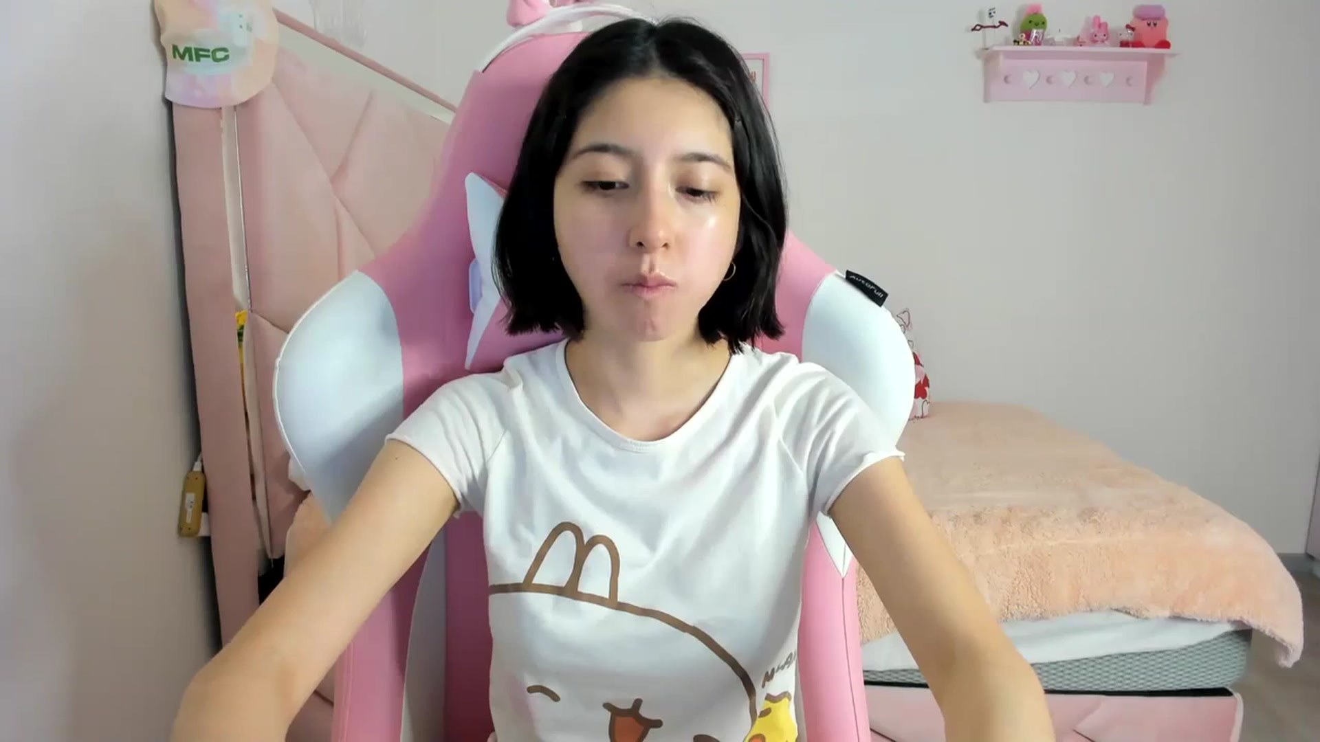 Gallery image thumbnail from Cherrycute666's myfreecams stream on, 03/15/2024, 04:33 image 3 of 20