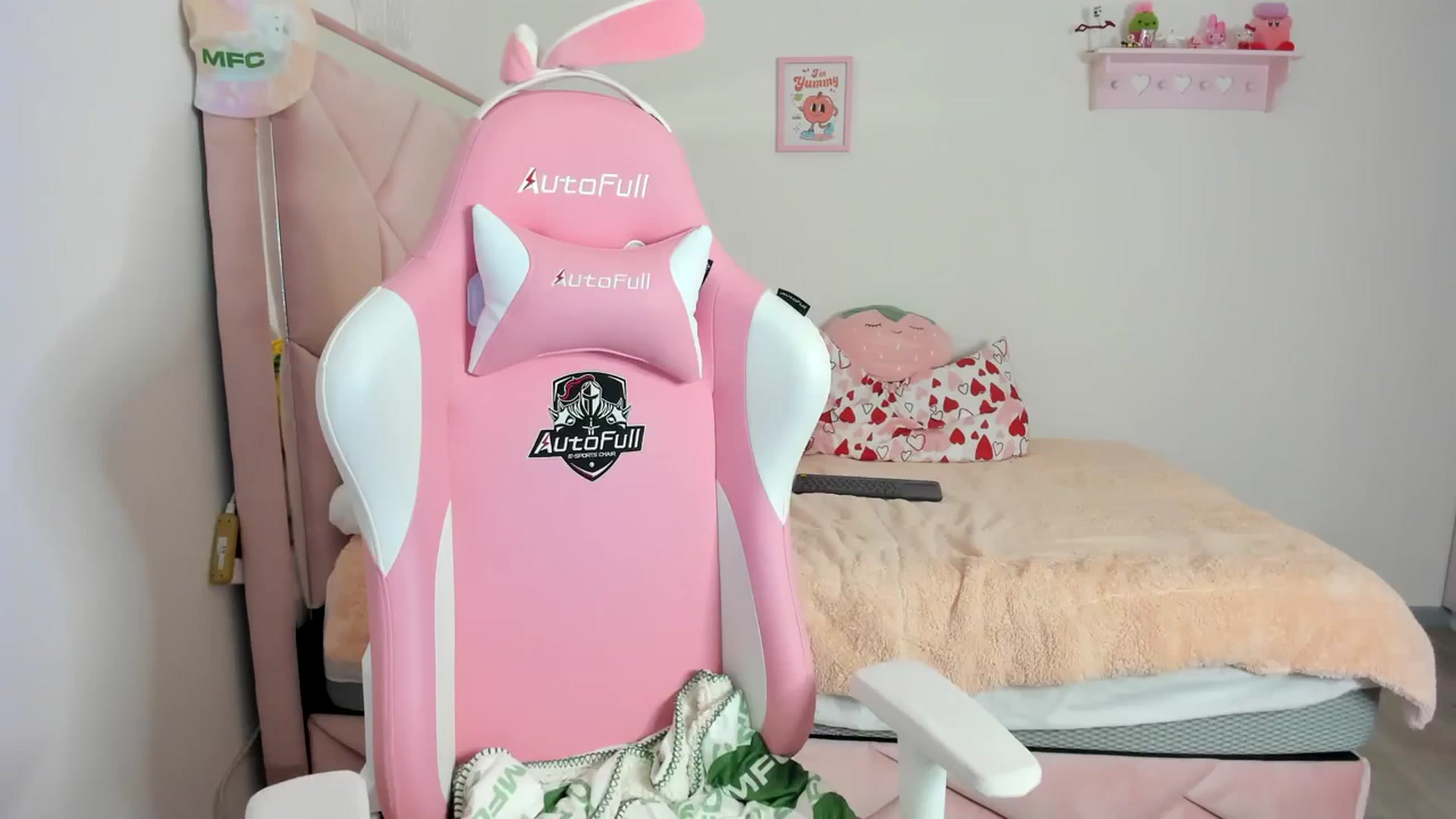 Gallery image thumbnail from Cherrycute666's myfreecams stream on, 03/15/2024, 04:33 image 1 of 20