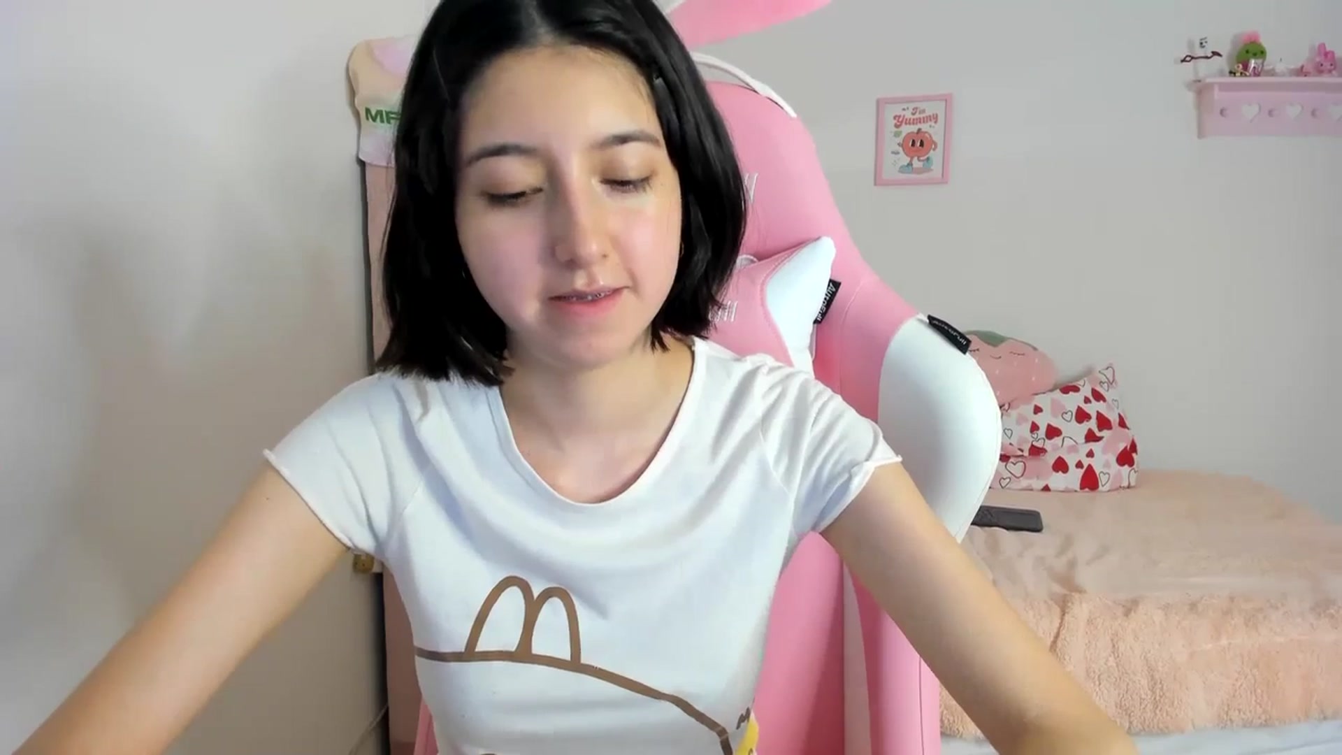 Gallery image thumbnail from Cherrycute666's myfreecams stream on, 03/15/2024, 04:33 image 17 of 20