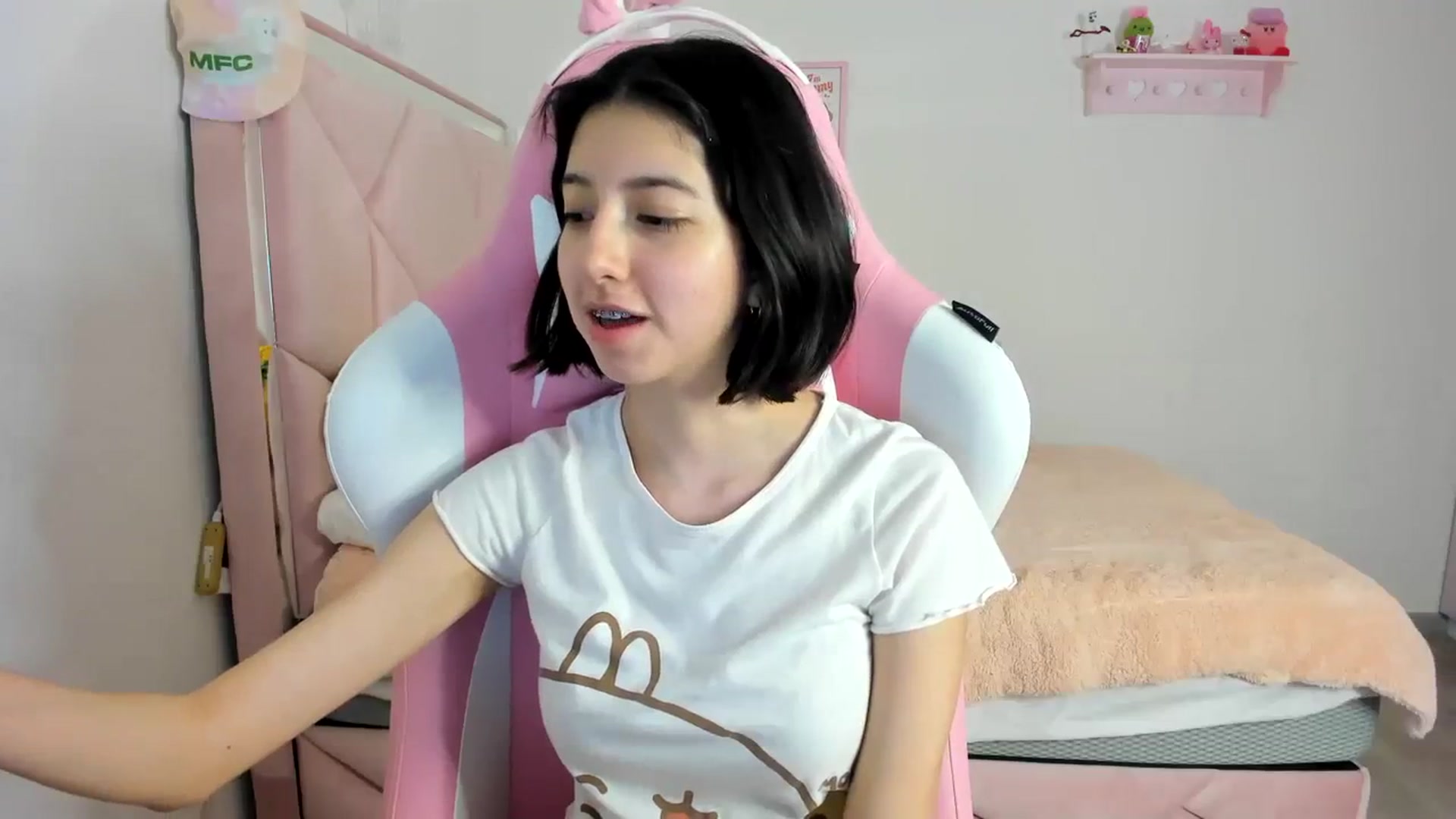 Gallery image thumbnail from Cherrycute666's myfreecams stream on, 03/15/2024, 04:33 image 4 of 20