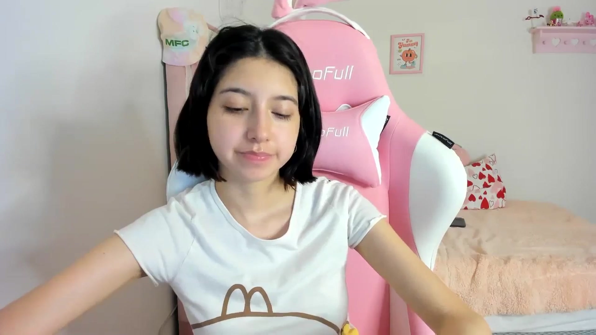Gallery image thumbnail from Cherrycute666's myfreecams stream on, 03/15/2024, 07:34 image 13 of 20