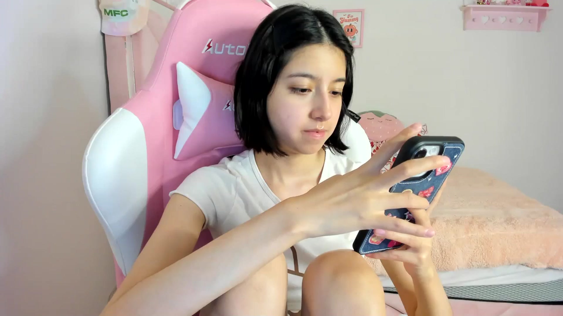 Gallery image thumbnail from Cherrycute666's myfreecams stream on, 03/15/2024, 07:34 image 2 of 20