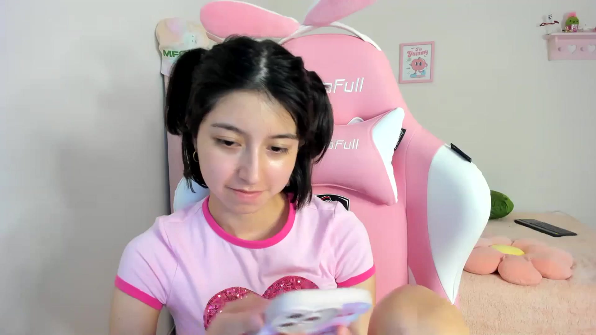 Gallery image thumbnail from Cherrycute666's myfreecams stream on, 03/16/2024, 24:55 image 14 of 20