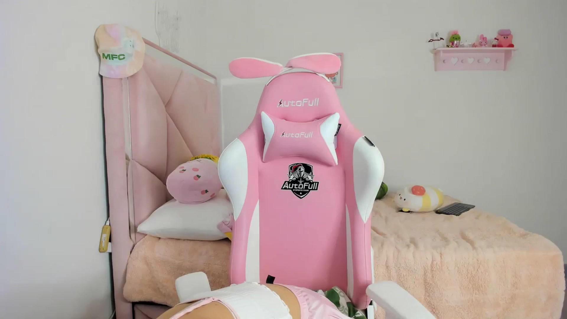 Gallery image thumbnail from Cherrycute666's myfreecams stream on, 03/17/2024, 08:11 image 8 of 20