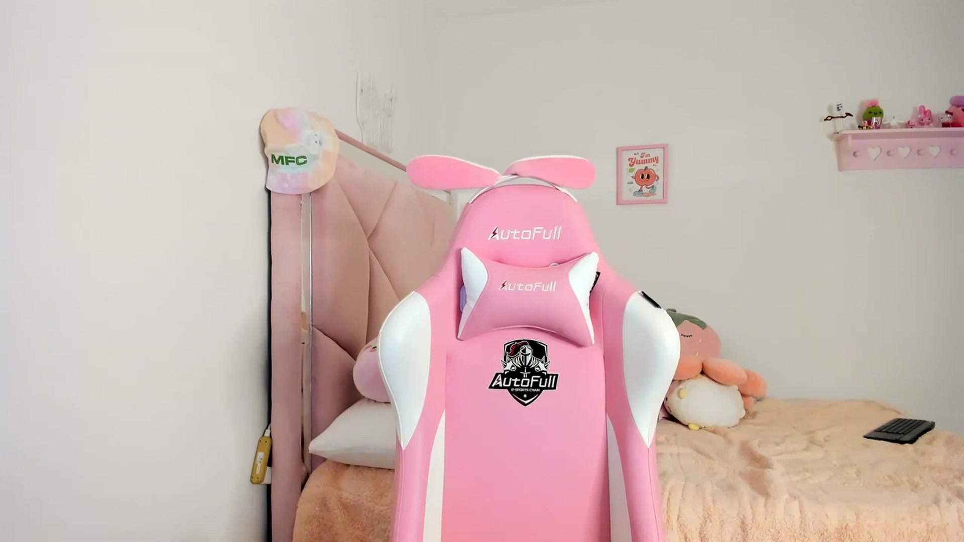 Gallery image thumbnail from Cherrycute666's myfreecams stream on, 03/18/2024, 09:06 image 6 of 20