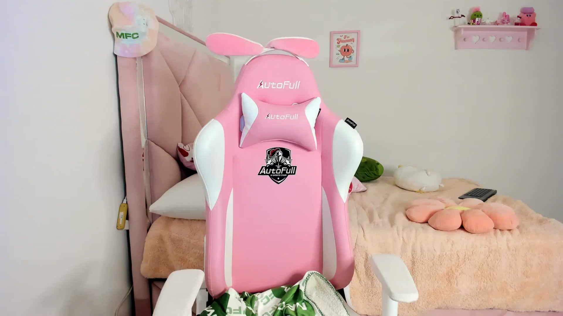 Gallery image thumbnail from Cherrycute666's myfreecams stream on, 03/19/2024, 06:12 image 17 of 20