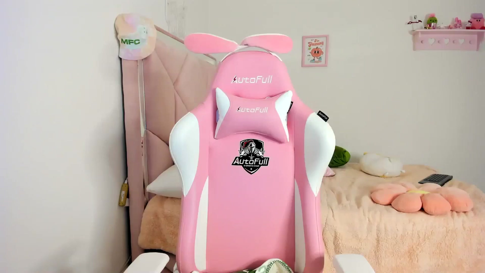 Gallery image thumbnail from Cherrycute666's myfreecams stream on, 03/19/2024, 06:12 image 14 of 20
