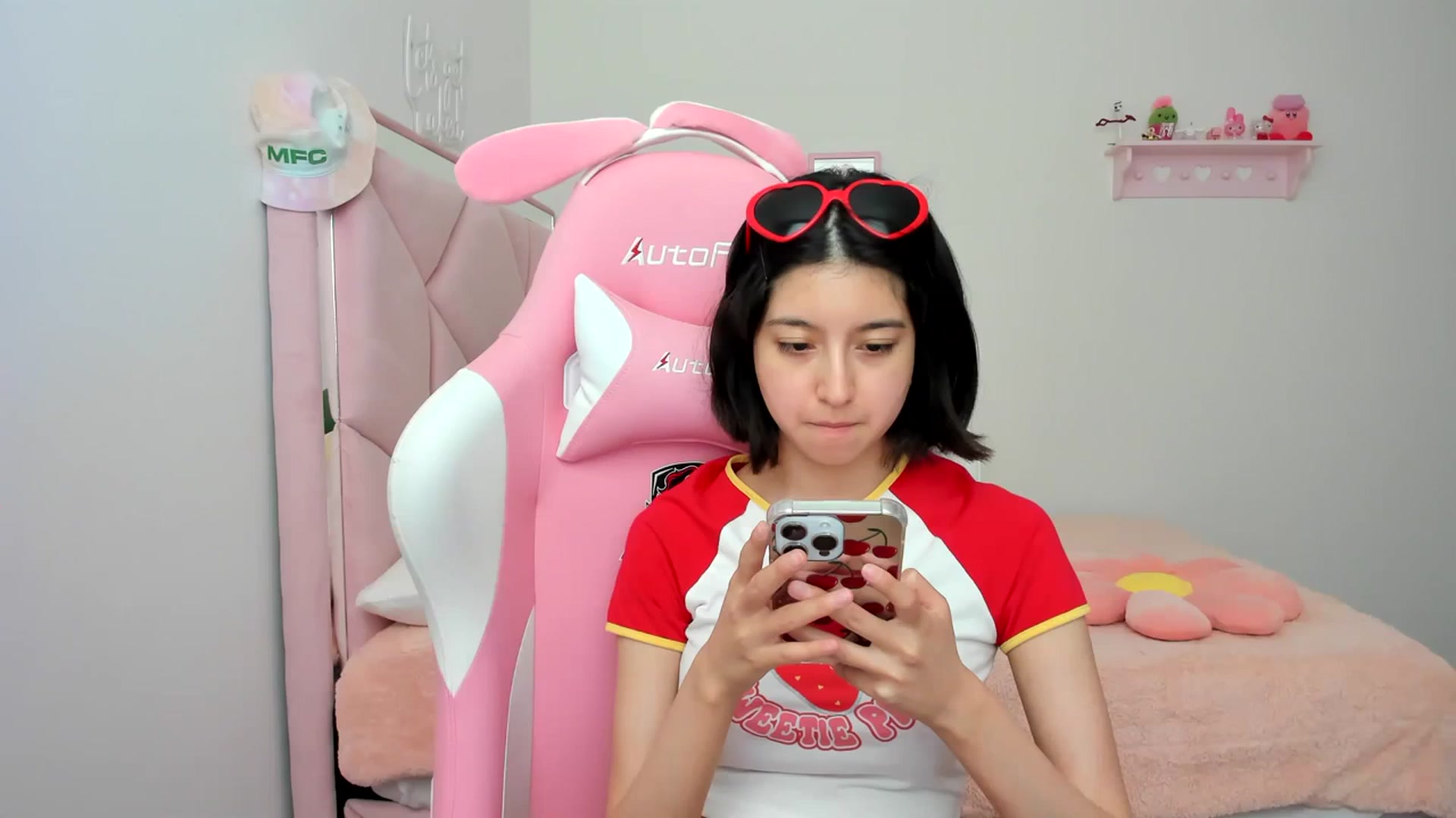 Gallery image thumbnail from Cherrycute666's myfreecams stream on, 03/21/2024, 23:23 image 16 of 20