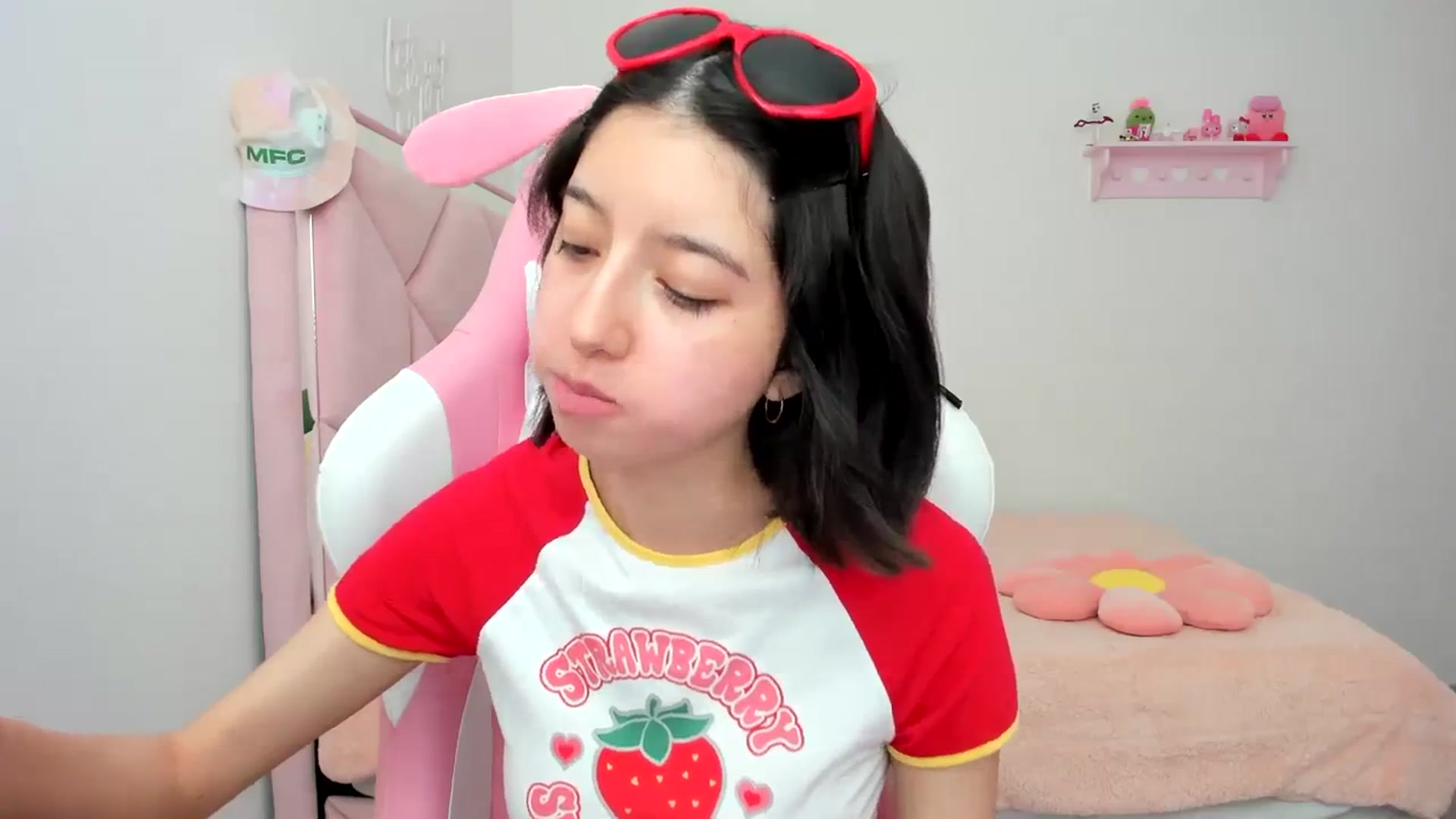 Gallery image thumbnail from Cherrycute666's myfreecams stream on, 03/21/2024, 23:23 image 10 of 20