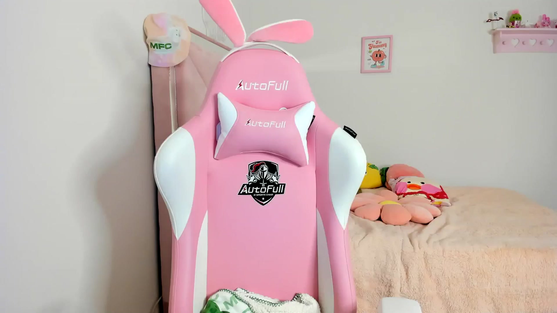 Gallery image thumbnail from Cherrycute666's myfreecams stream on, 03/23/2024, 04:49 image 4 of 20
