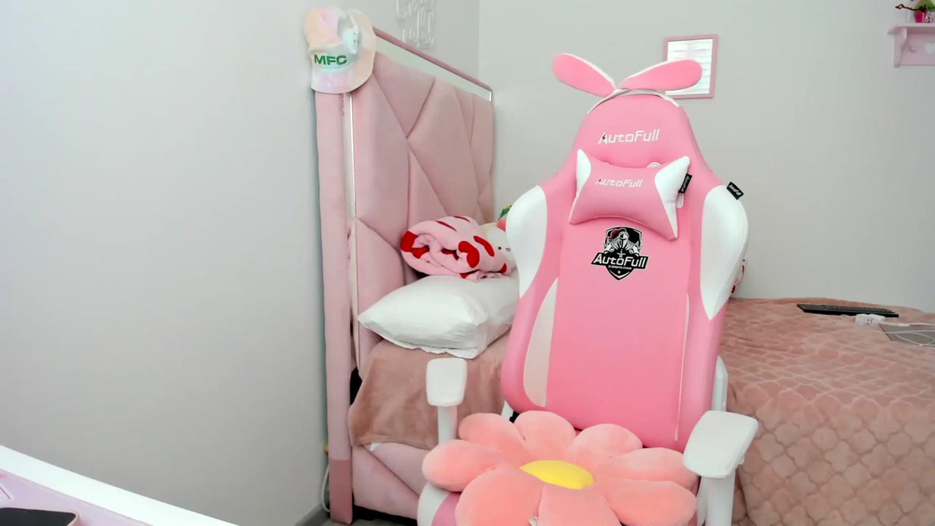 Gallery image thumbnail from Cherrycute666's myfreecams stream on, 03/30/2024, 22:47 image 8 of 20