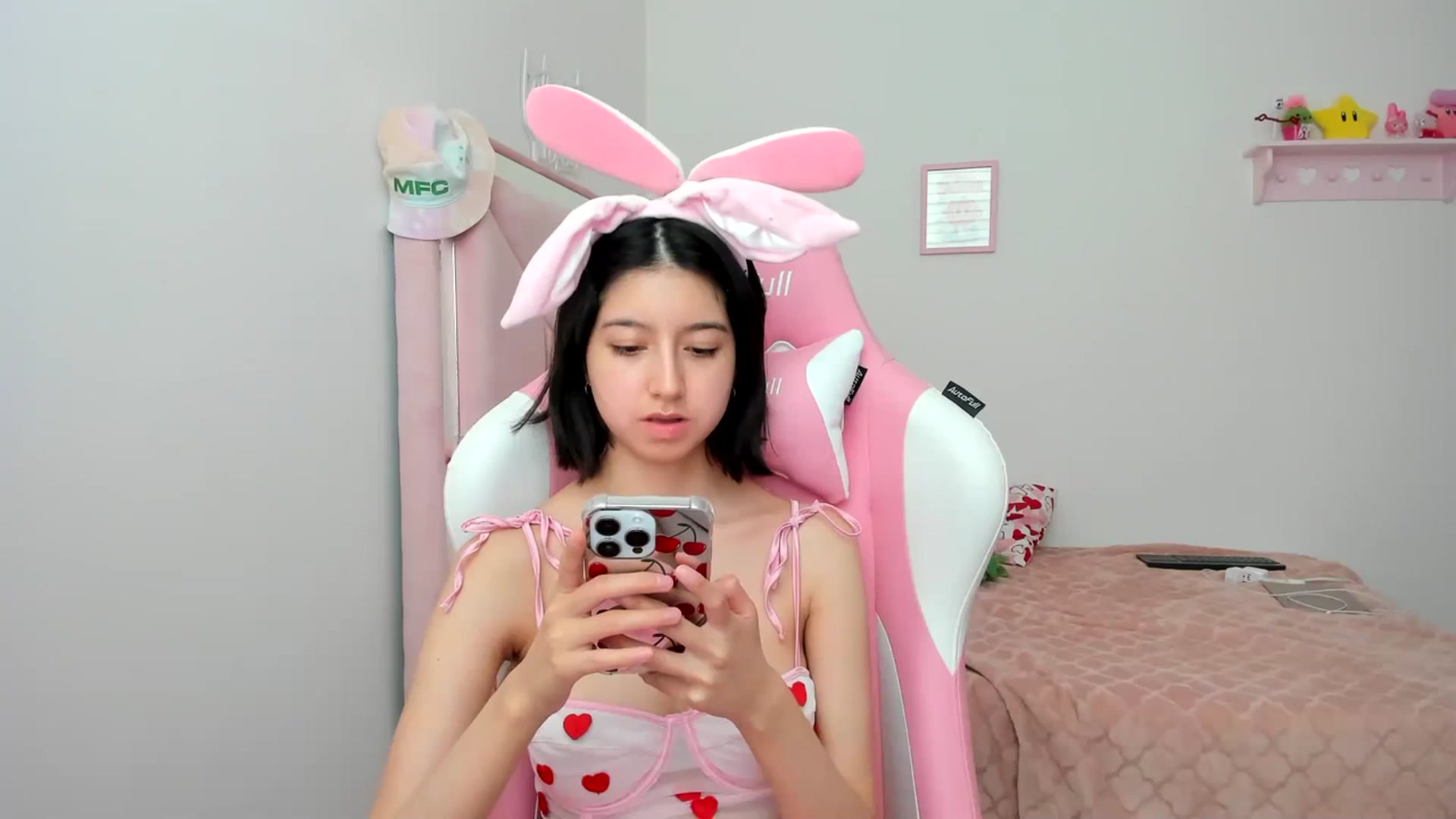 Gallery image thumbnail from Cherrycute666's myfreecams stream on, 03/30/2024, 22:47 image 15 of 20