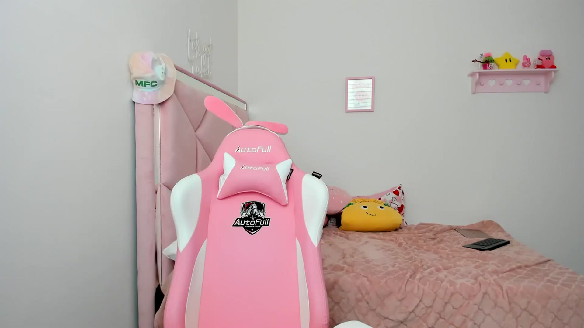 Gallery image thumbnail from Cherrycute666's myfreecams stream on, 03/31/2024, 23:21 image 10 of 20