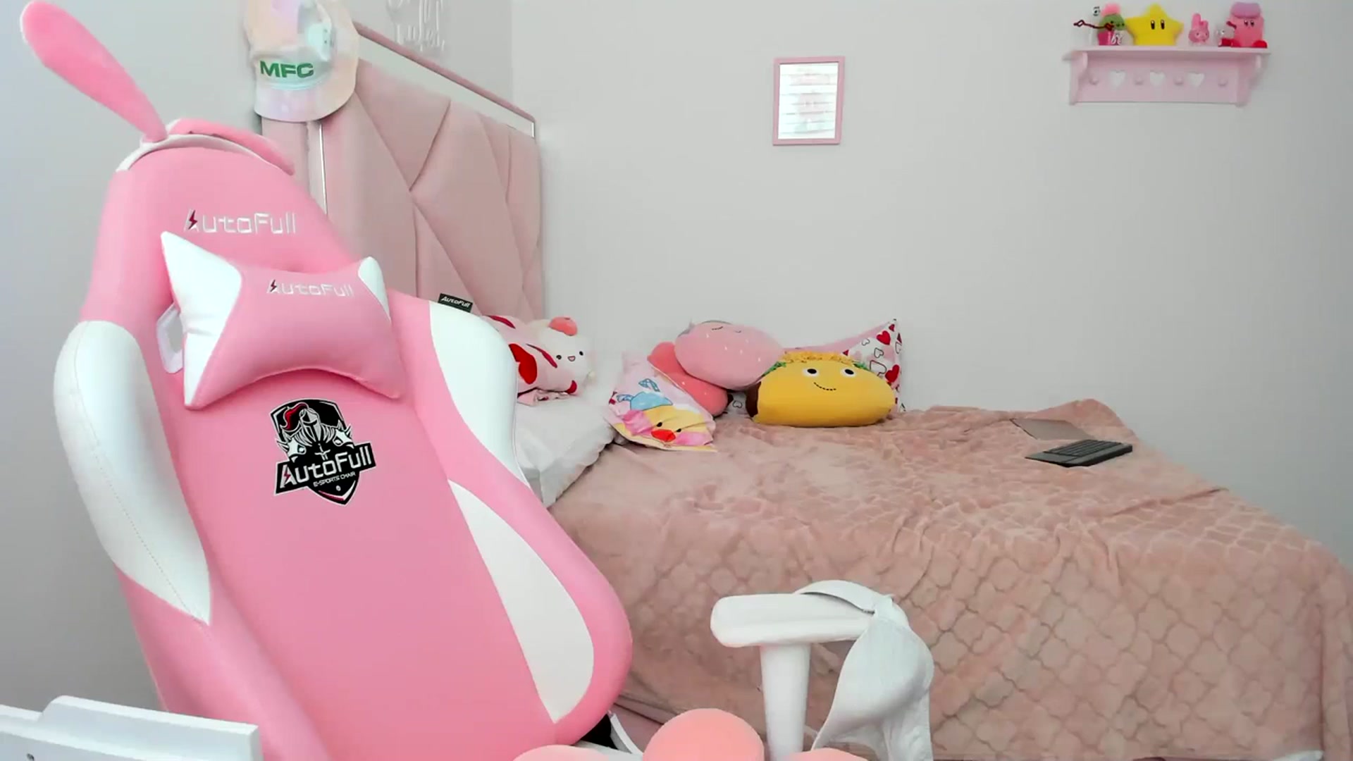 Gallery image thumbnail from Cherrycute666's myfreecams stream on, 03/31/2024, 23:21 image 14 of 20