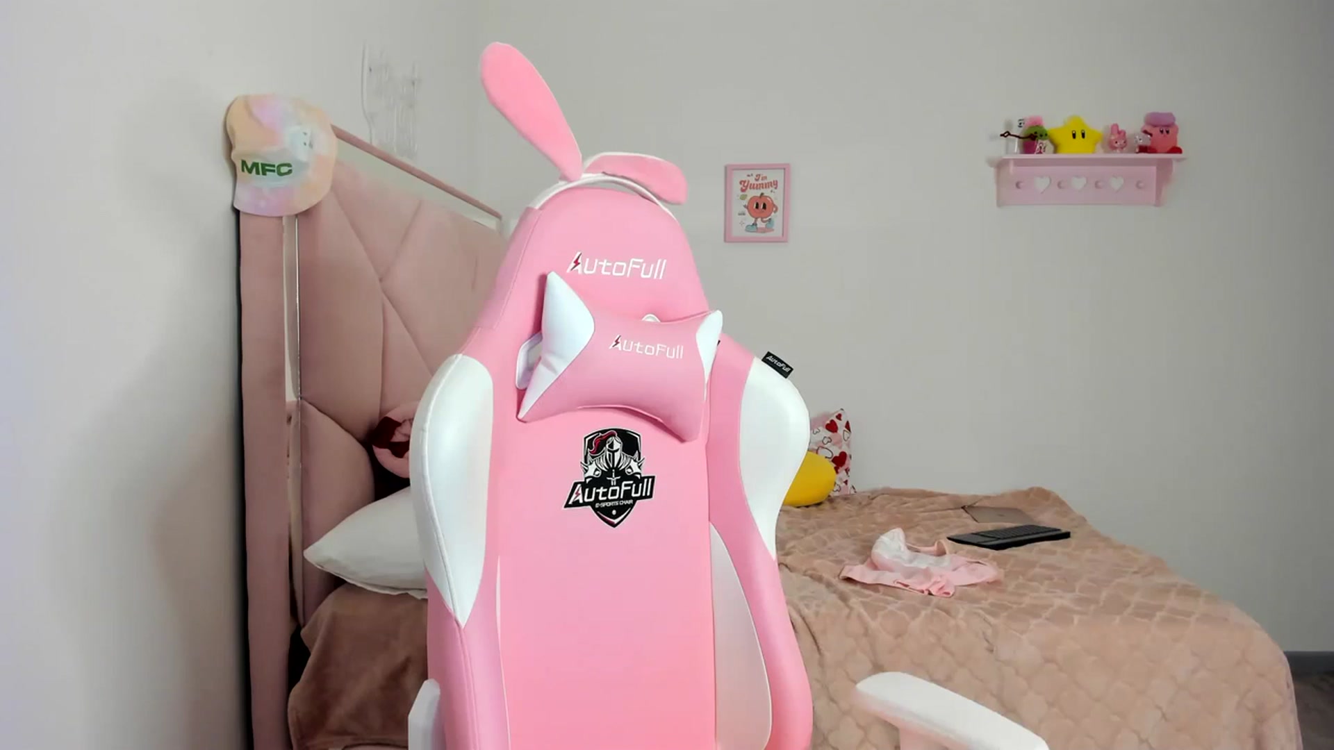 Gallery image thumbnail from Cherrycute666's myfreecams stream on, 04/01/2024, 04:49 image 10 of 20