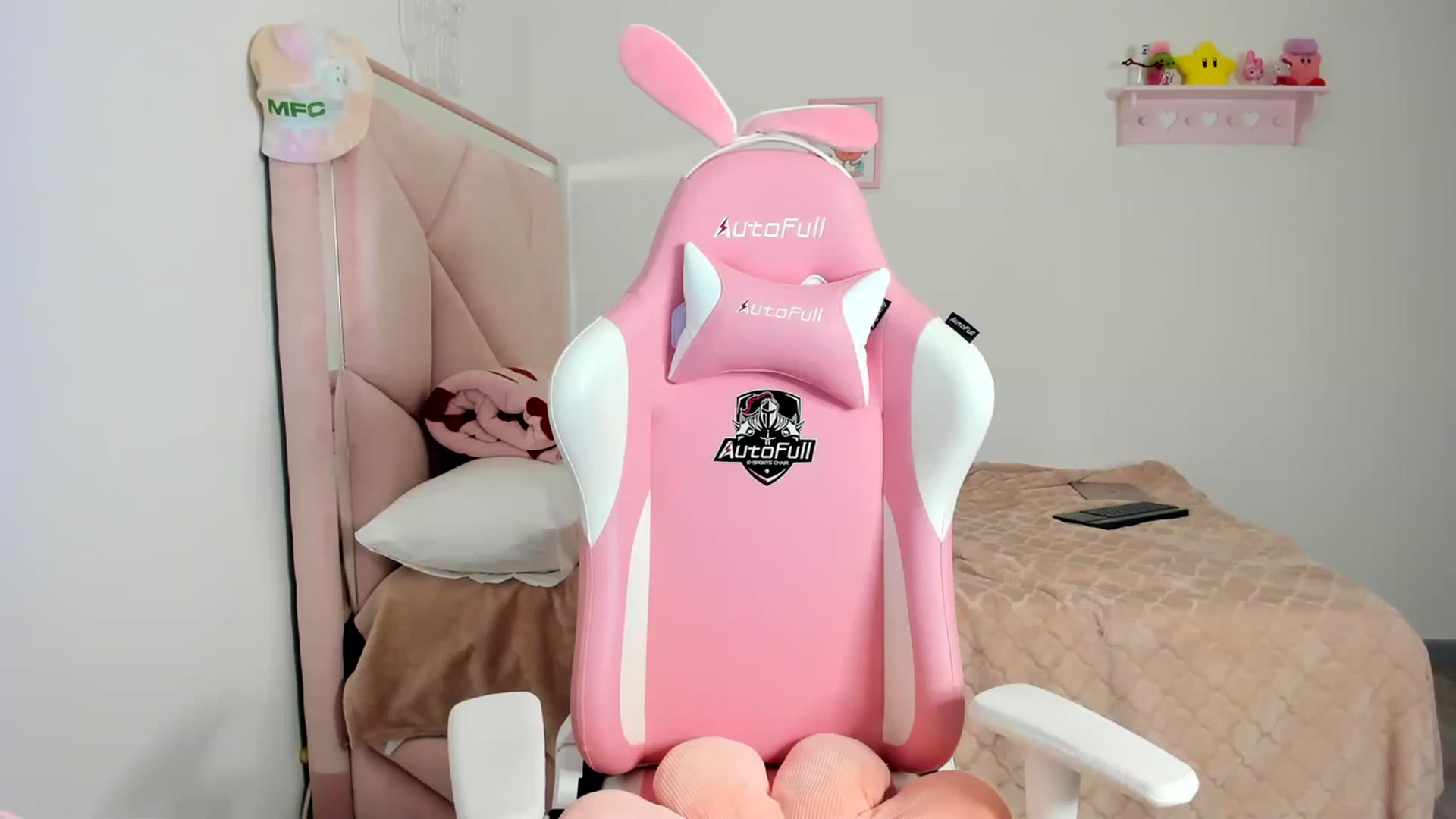 Gallery image thumbnail from Cherrycute666's myfreecams stream on, 04/01/2024, 04:49 image 1 of 20