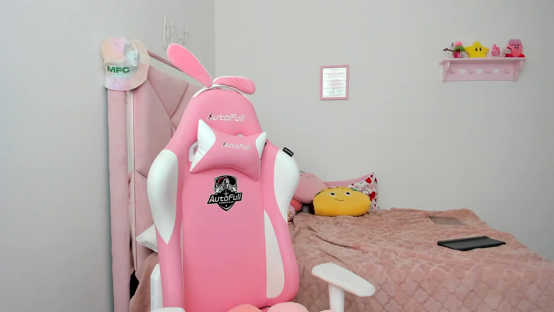 Gallery image thumbnail from Cherrycute666's myfreecams stream on, 04/01/2024, 23:27 image 6 of 20