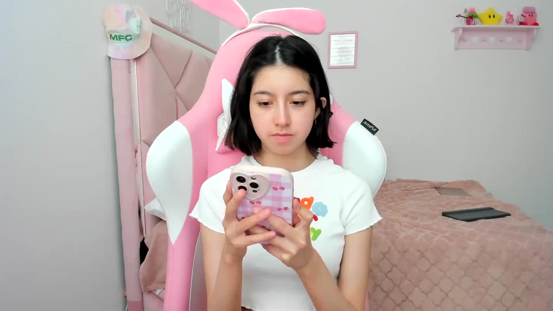 Gallery image thumbnail from Cherrycute666's myfreecams stream on, 04/01/2024, 23:27 image 14 of 20