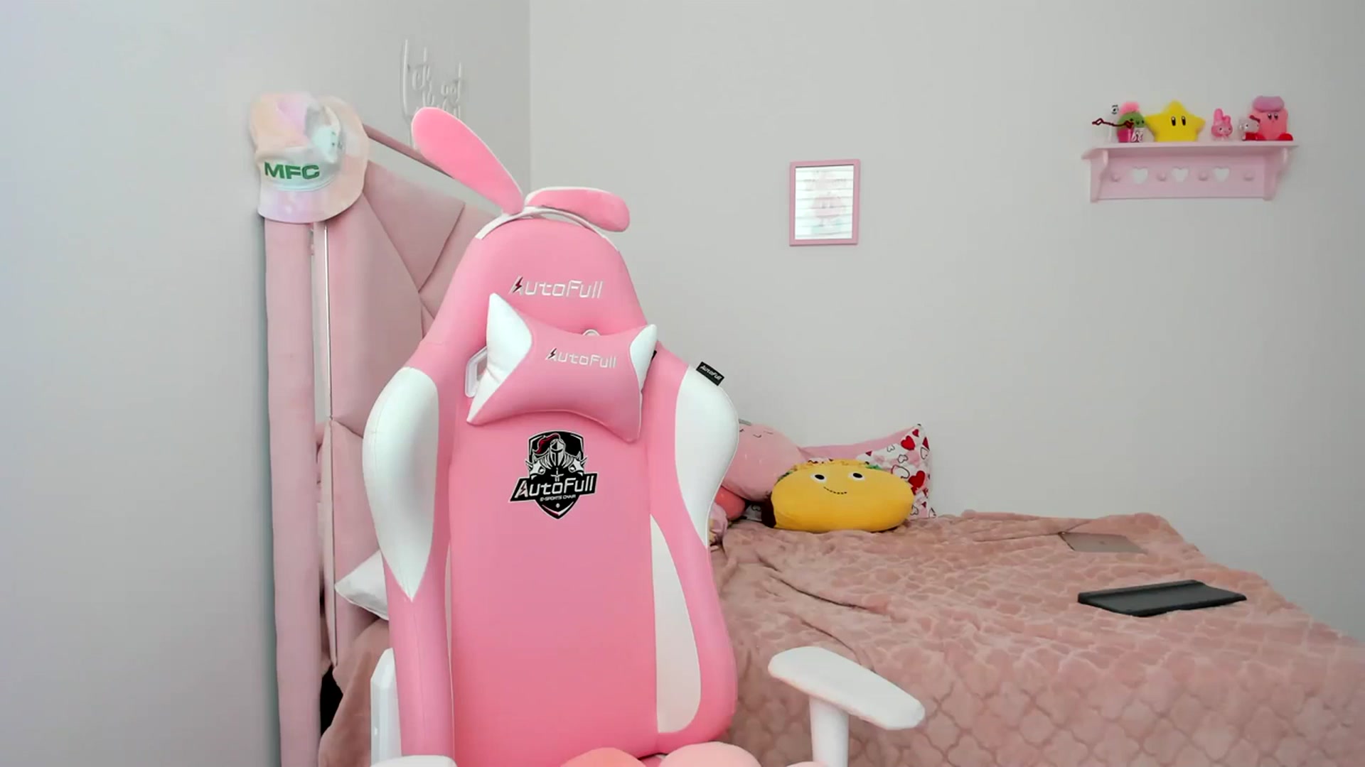 Gallery image thumbnail from Cherrycute666's myfreecams stream on, 04/01/2024, 23:27 image 5 of 20