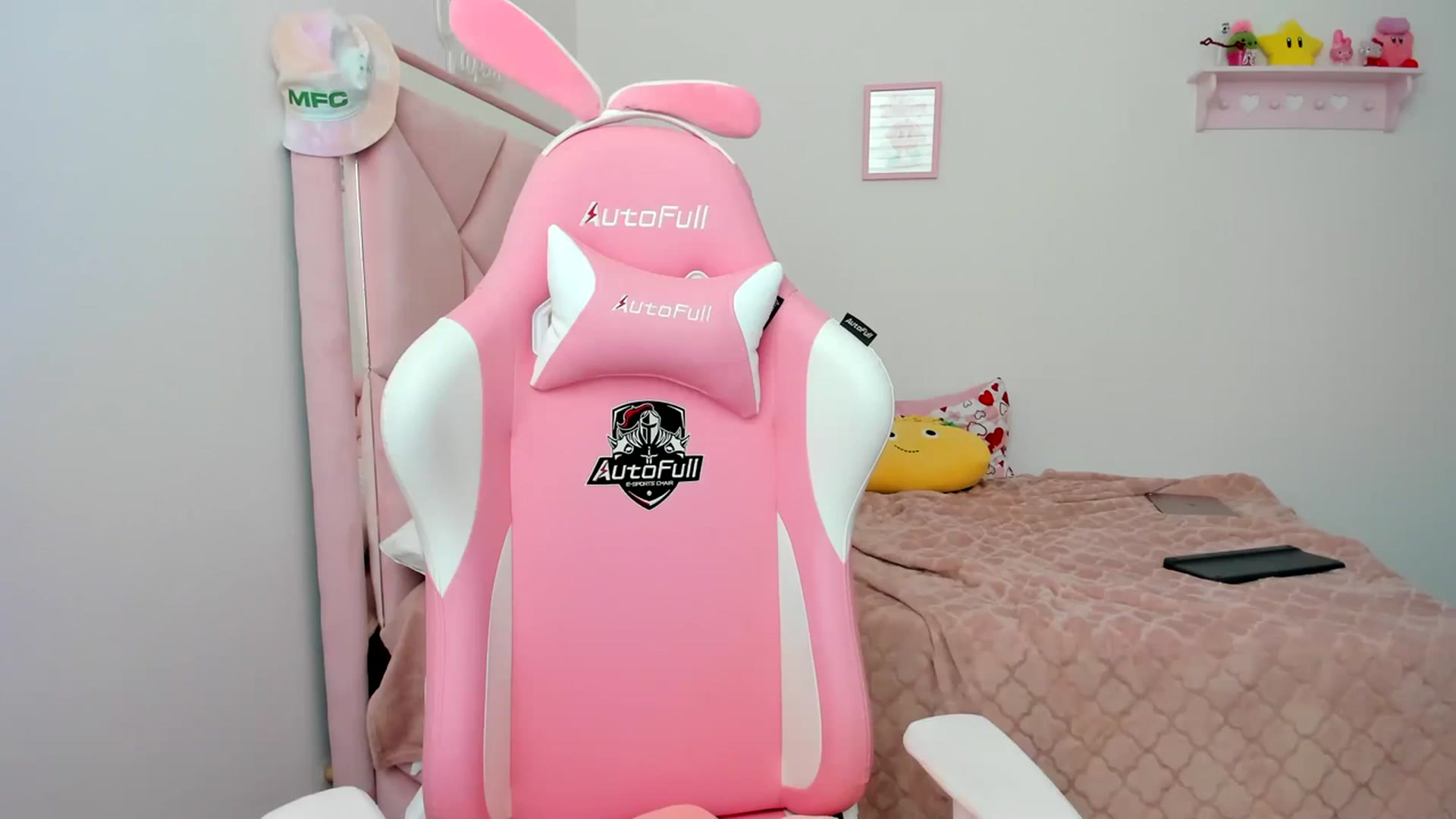 Gallery image thumbnail from Cherrycute666's myfreecams stream on, 04/01/2024, 23:27 image 13 of 20