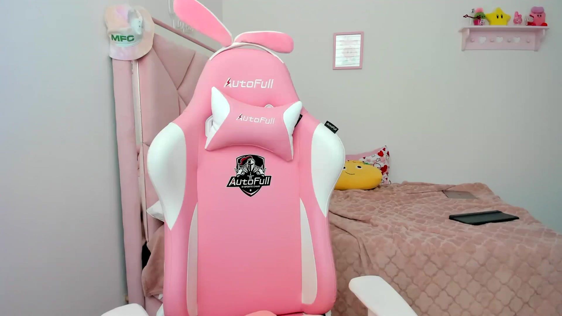 Gallery image thumbnail from Cherrycute666's myfreecams stream on, 04/01/2024, 23:27 image 12 of 20