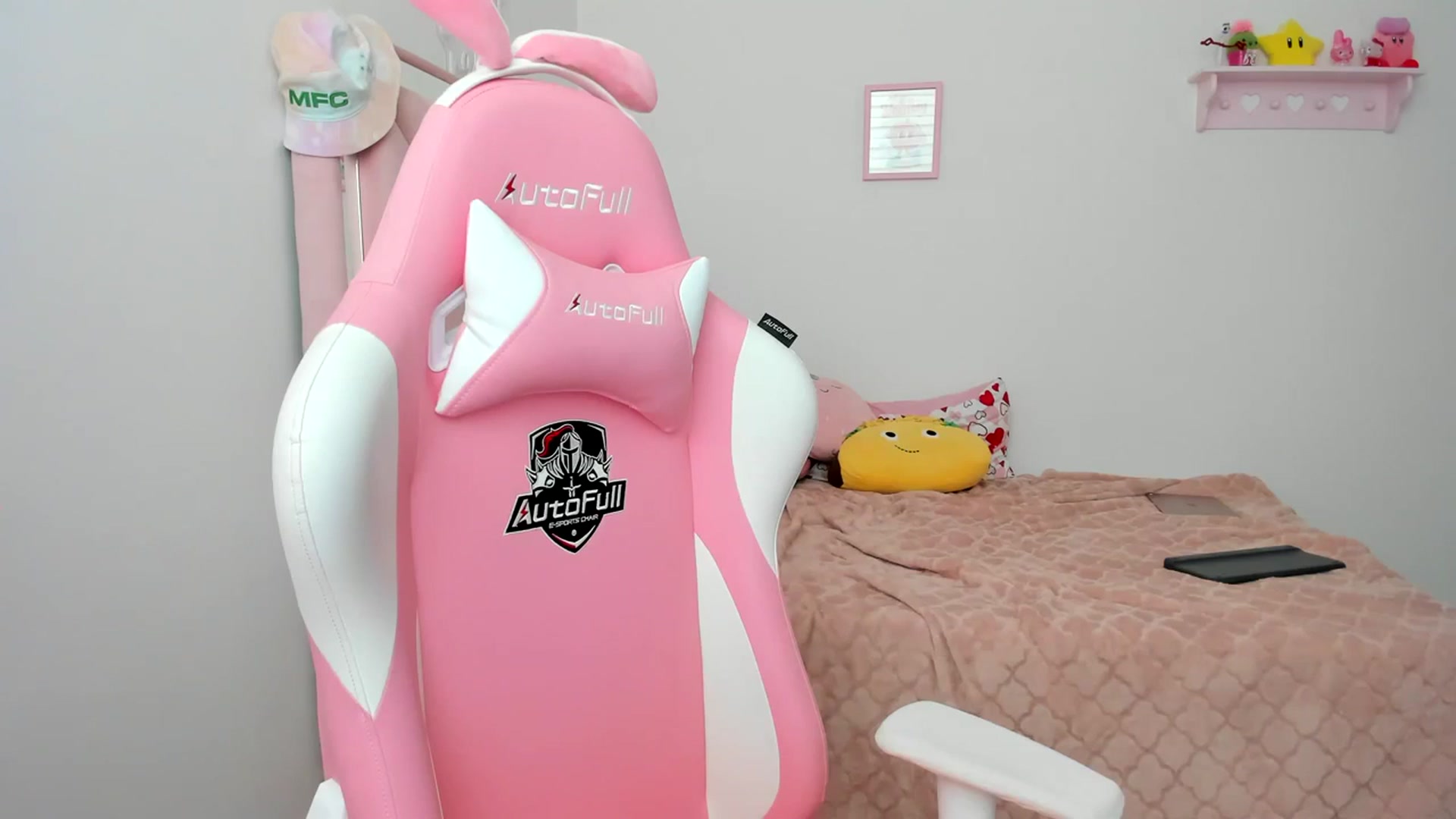 Gallery image thumbnail from Cherrycute666's myfreecams stream on, 04/01/2024, 23:27 image 15 of 20