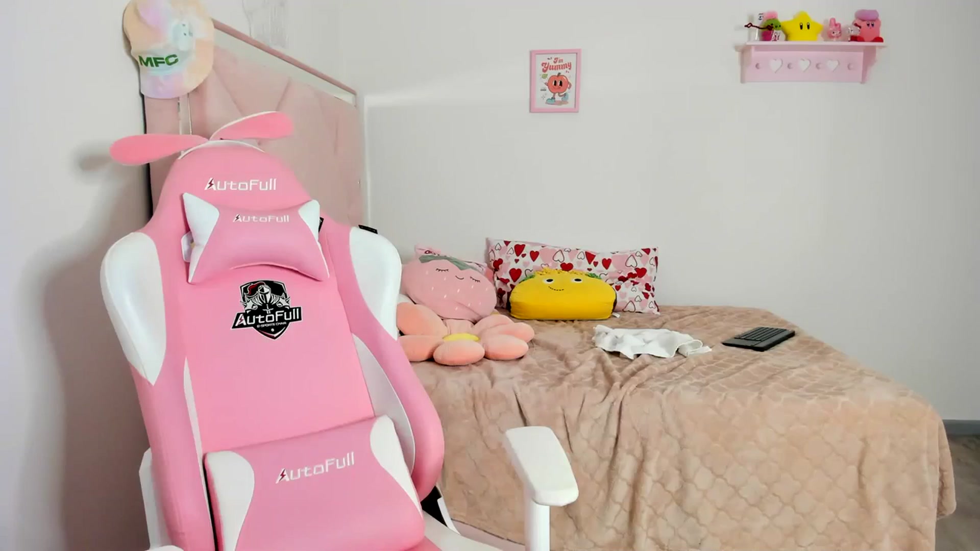 Gallery image thumbnail from Cherrycute666's myfreecams stream on, 04/04/2024, 07:32 image 1 of 20