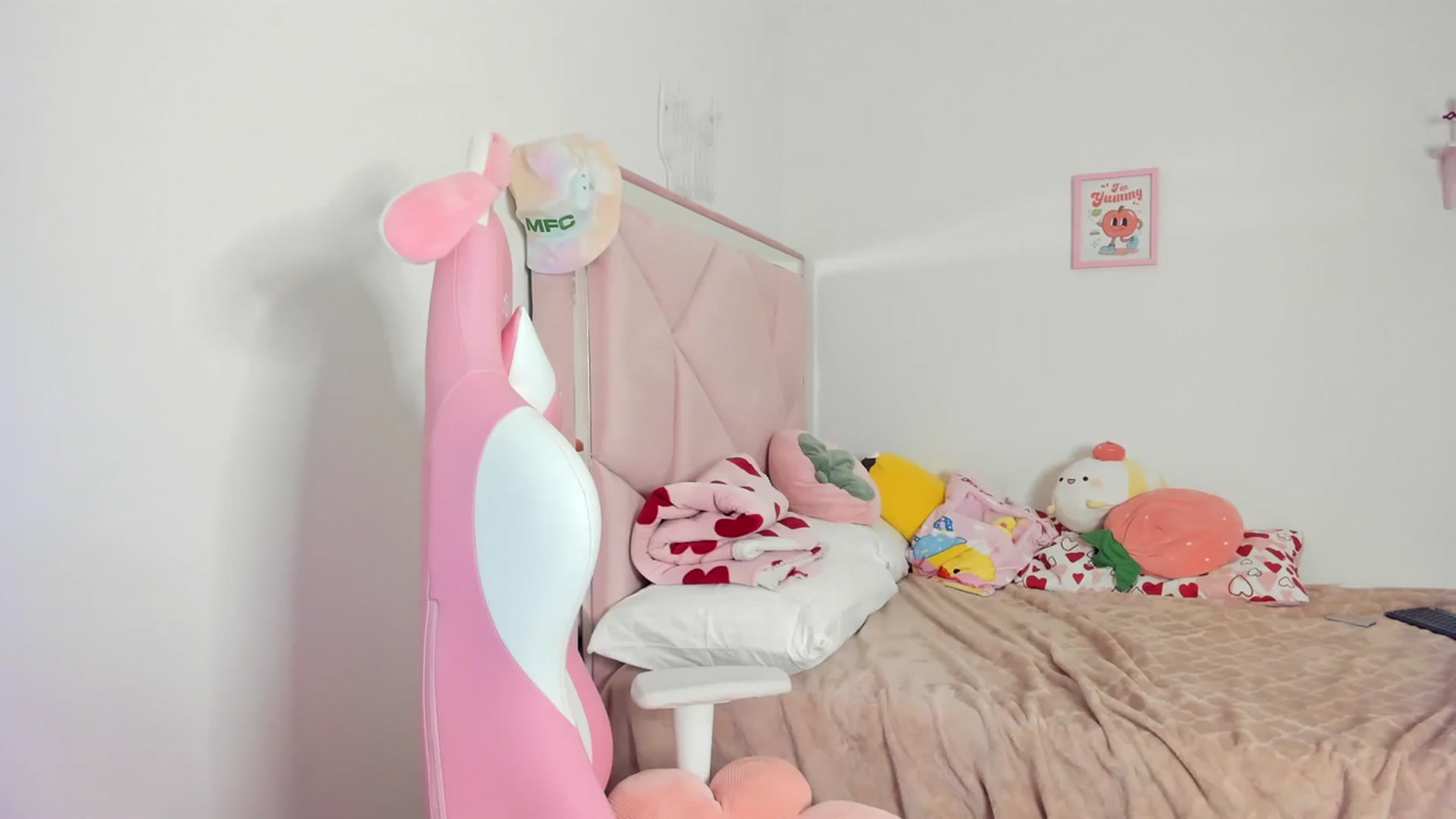 Gallery image thumbnail from Cherrycute666's myfreecams stream on, 04/05/2024, 05:15 image 6 of 20