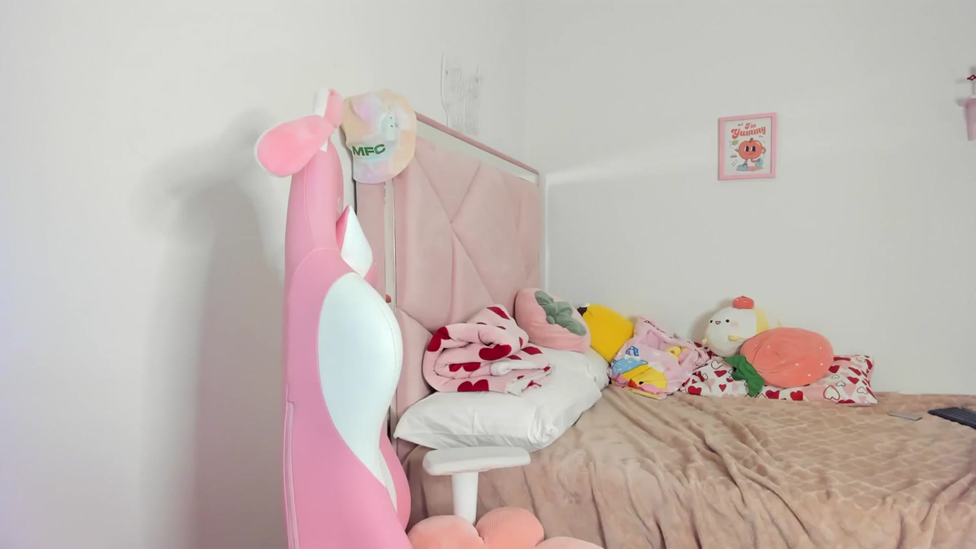Gallery image thumbnail from Cherrycute666's myfreecams stream on, 04/05/2024, 05:15 image 7 of 20