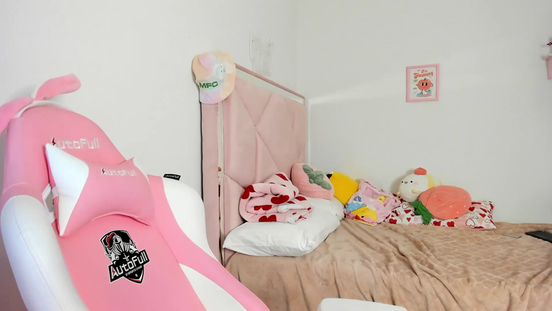 Gallery image thumbnail from Cherrycute666's myfreecams stream on, 04/05/2024, 05:15 image 5 of 20