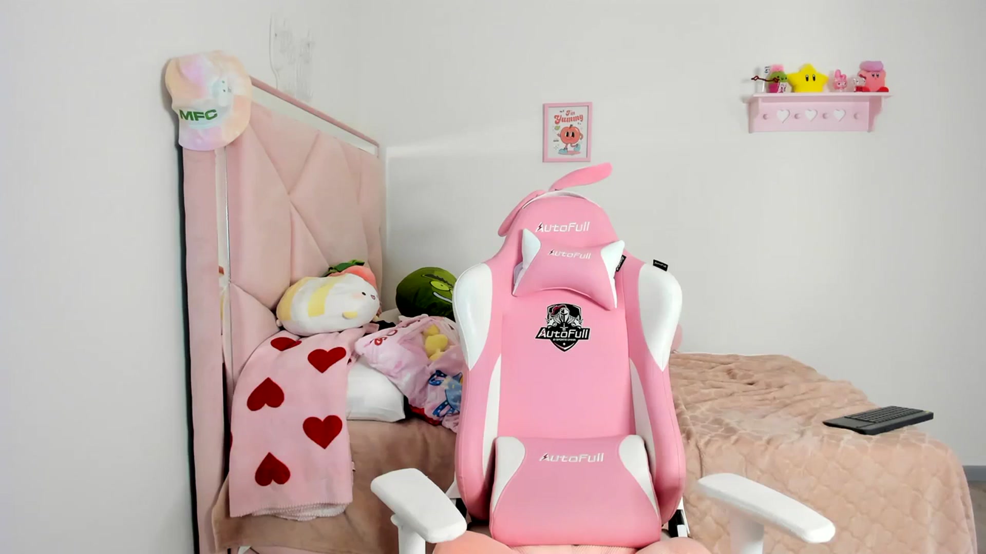 Gallery image thumbnail from Cherrycute666's myfreecams stream on, 04/06/2024, 08:48 image 16 of 20