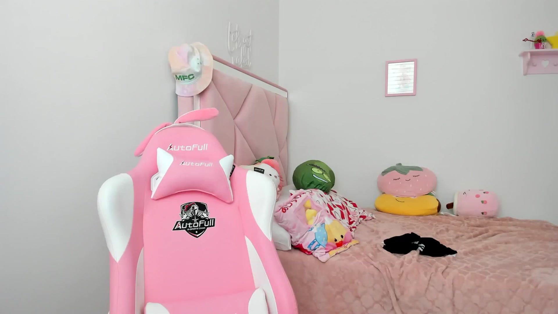 Gallery image thumbnail from Cherrycute666's myfreecams stream on, 04/06/2024, 23:27 image 16 of 20