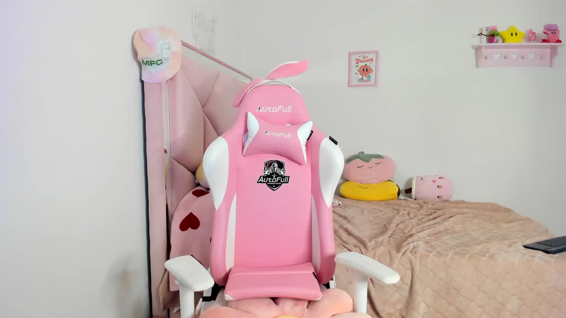 Gallery image thumbnail from Cherrycute666's myfreecams stream on, 04/07/2024, 04:05 image 8 of 20