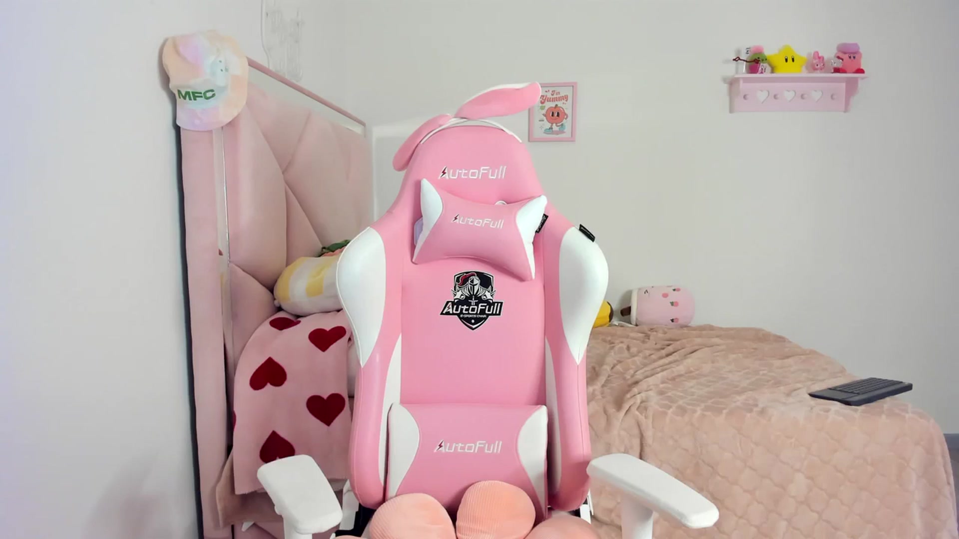 Gallery image thumbnail from Cherrycute666's myfreecams stream on, 04/07/2024, 04:05 image 19 of 20