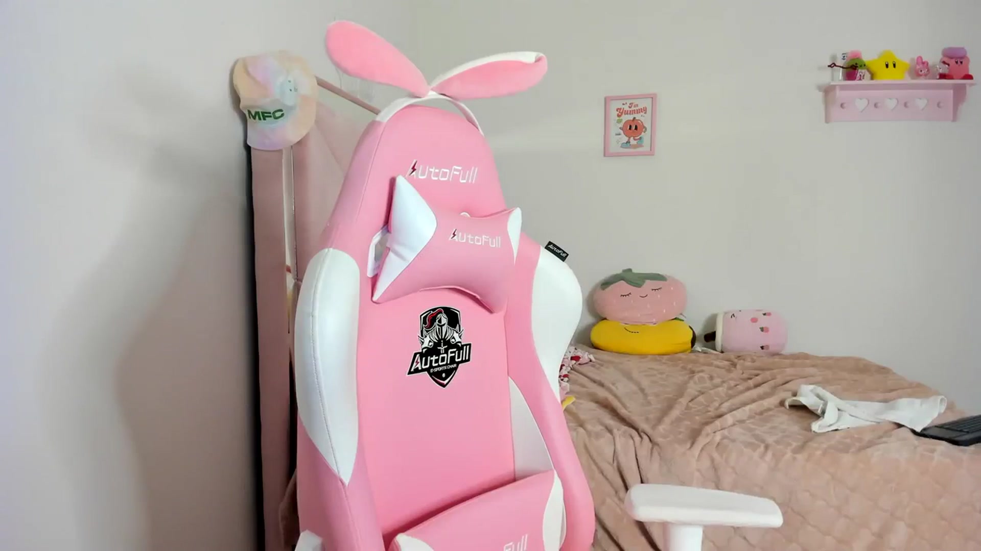 Gallery image thumbnail from Cherrycute666's myfreecams stream on, 04/07/2024, 07:38 image 15 of 20