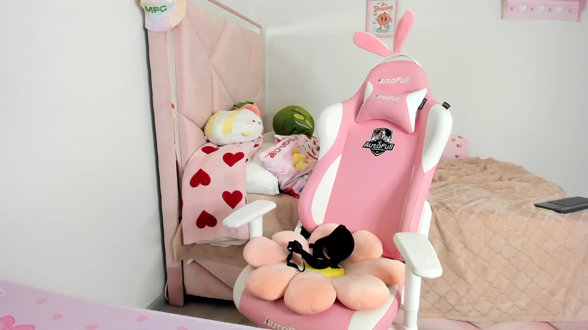 Gallery image thumbnail from Cherrycute666's myfreecams stream on, 04/07/2024, 13:31 image 6 of 20