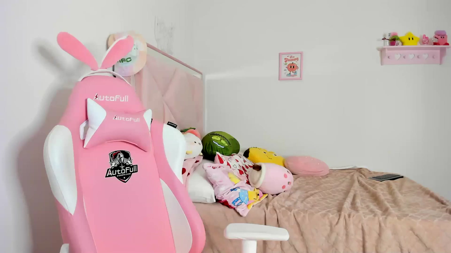 Gallery image thumbnail from Cherrycute666's myfreecams stream on, 04/08/2024, 06:33 image 16 of 20