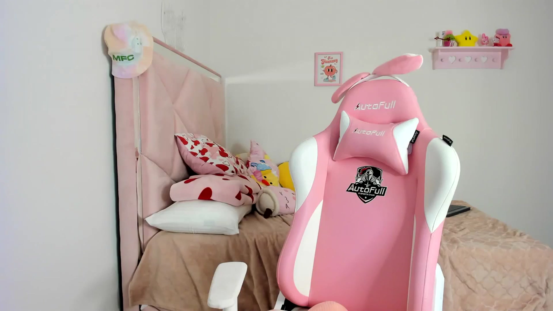 Gallery image thumbnail from Cherrycute666's myfreecams stream on, 04/10/2024, 05:19 image 5 of 20