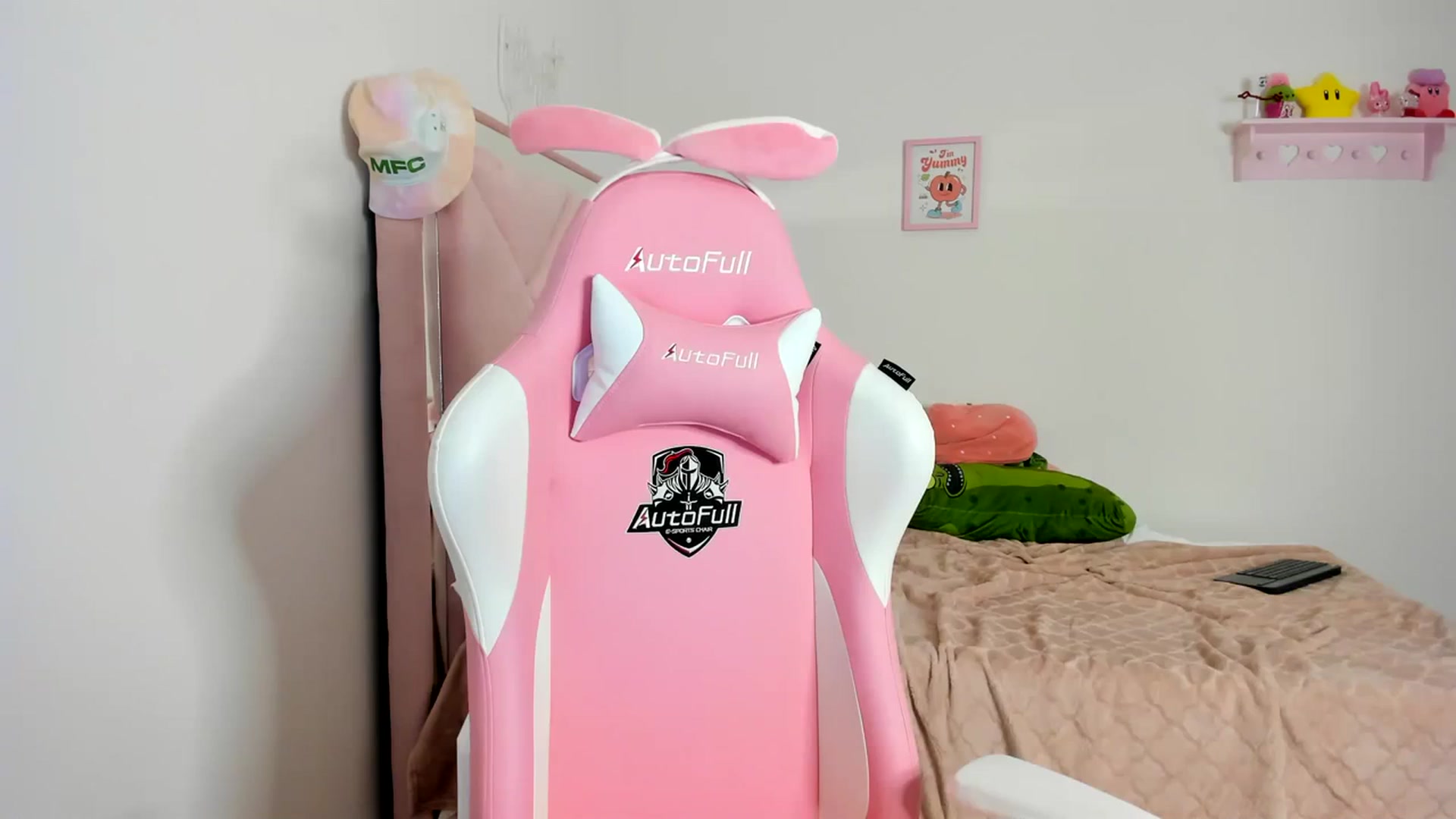 Gallery image thumbnail from Cherrycute666's myfreecams stream on, 04/10/2024, 07:45 image 1 of 20