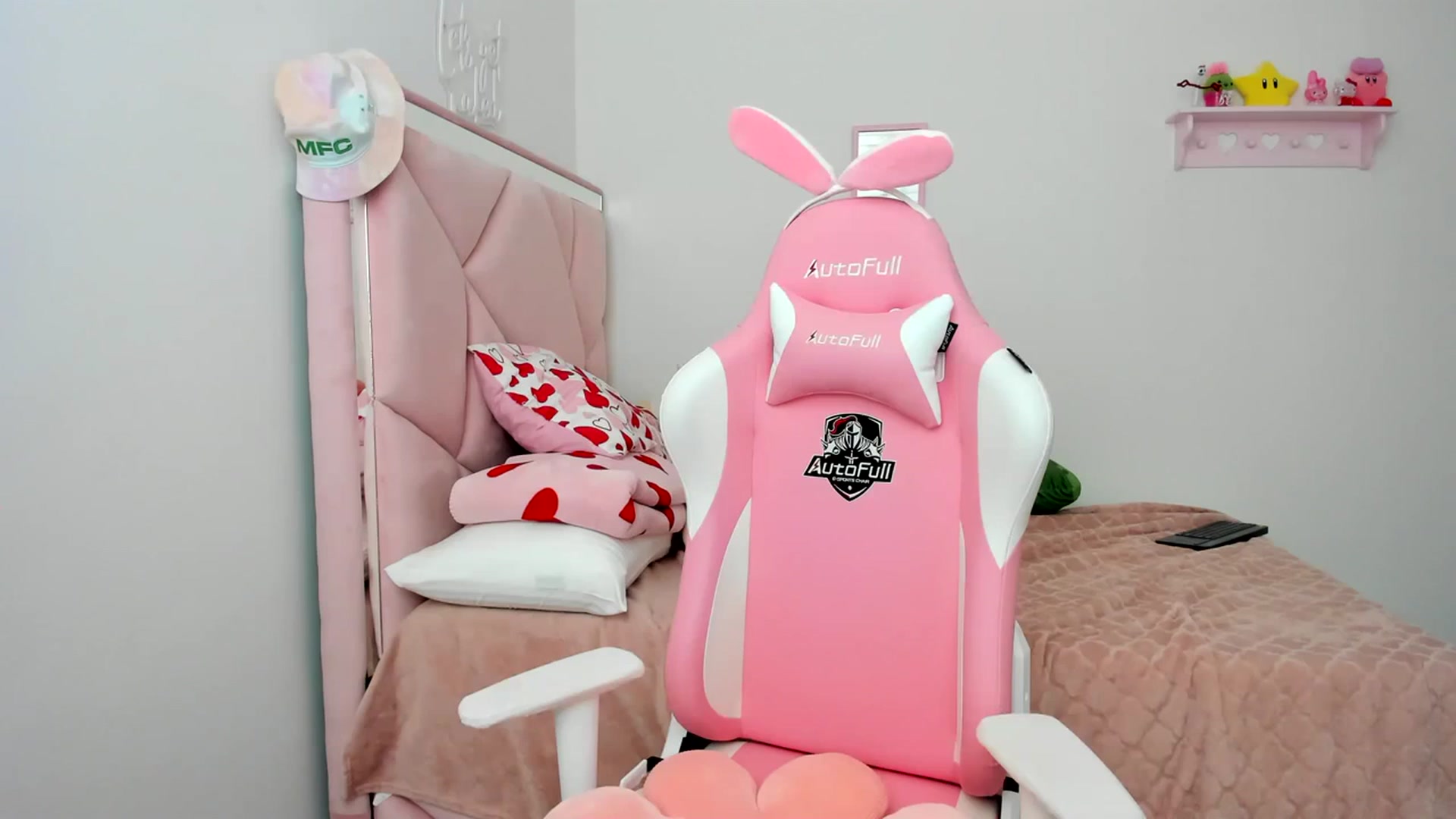 Gallery image thumbnail from Cherrycute666's myfreecams stream on, 04/11/2024, 24:04 image 16 of 20