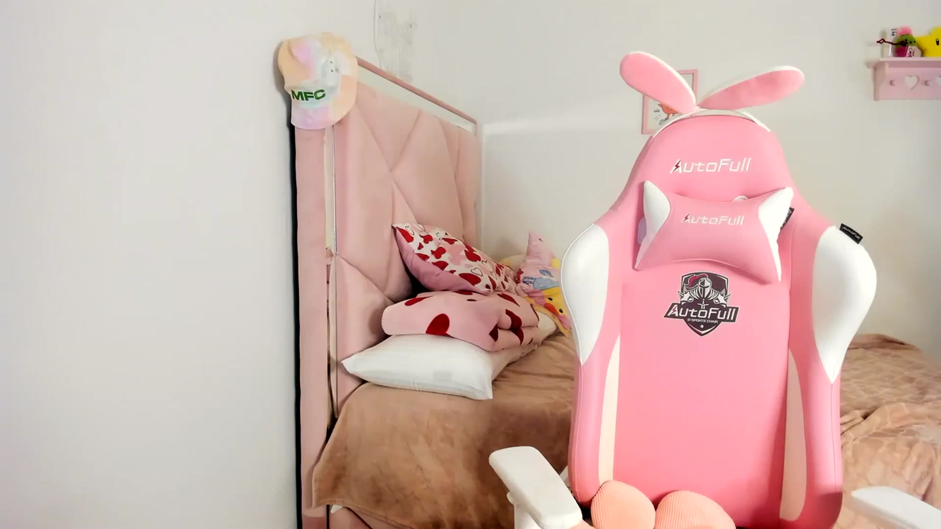 Gallery image thumbnail from Cherrycute666's myfreecams stream on, 04/12/2024, 06:28 image 19 of 20