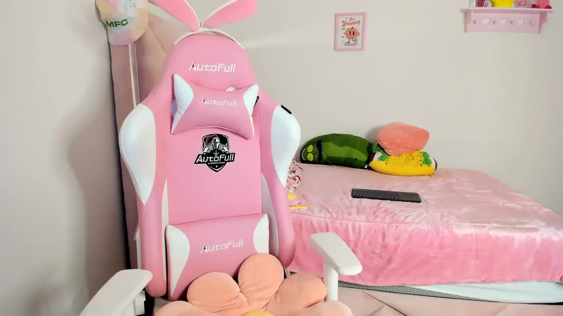 Gallery image thumbnail from Cherrycute666's myfreecams stream on, 04/13/2024, 01:45 image 6 of 20